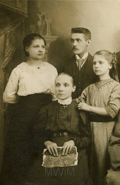 KKE 4316.jpg - I rząd od góry od lewej: Anna, Feliks Giedrojć, po środku Helena Giedrojć. II rząd od góry od lewej: Monika Giedrojć. Wilno, 1914 r.